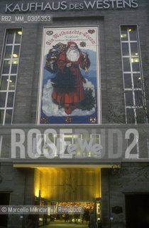 West berlin, 1989. Kadewe department stores (Kaufhaus des Westens) / Berlino Ovest, 1989. I grandi magazzini Kadewe (Kaufhaus des Westens) - ©Marcello Mencarini/Rosebud2