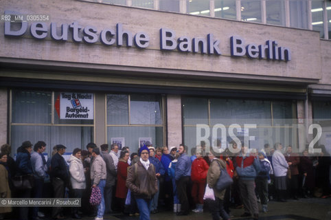 East Berlin, 1989. Citizens of the East Germany in the queue at the counter of a West Berlin bank to collect a bonus of 100 marks, gift of the West Germany after the opening of the border between East Germany and West Germany / Berlino Est, 1989. Cittadini della Germania Est in coda allo sportello di una banca di Berlino Ovest per riscuotere un bonus di 100 marchi, regalo della Germania Ovest dopo lapertura delle frontiere tra Germania Est e Germania Ovest - ©Marcello Mencarini/Rosebud2