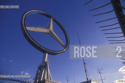 West Berlin, 1989. Mercedes-Benz head office / Berlino Ovest, 1989. Sede della Mercedes-Benz - ©Marcello Mencarini/Rosebud2