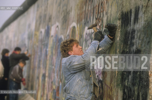 West Berlin, November 1989. The Berlin Wall fall / Berlino Ovest, novembre 1989. Caduta del muro di Berlino - ©Marcello Mencarini/Rosebud2