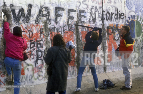 West Berlin, November 1989. The Berlin Wall fall / Berlino Ovest, novembre 1989. Caduta del muro di Berlino - ©Marcello Mencarini/Rosebud2