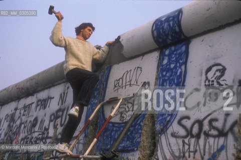 West Berlin, November 1989. The Berlin Wall fall / Berlino Ovest, novembre 1989. Caduta del muro di Berlino - ©Marcello Mencarini/Rosebud2