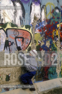 West Berlin, November 1989. The Berlin Wall fall / Berlino Ovest, novembre 1989. Caduta del muro di Berlino - ©Marcello Mencarini/Rosebud2