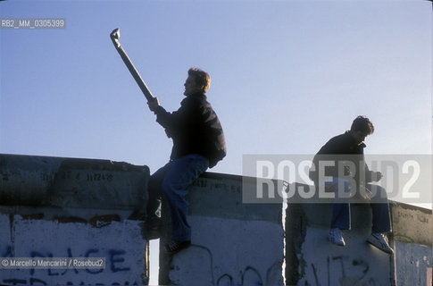 West Berlin, November 1989. The Berlin Wall fall: people who cross the Wall after the opening of the border between East Germany and West Germany / Berlino Ovest, novembre 1989. Caduta del muro di Berlino: persone che scavalcano il muro dopo lapertura delle frontiere tra Germania Est e Germania Ovest - ©Marcello Mencarini/Rosebud2