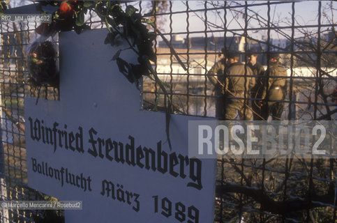 West Berlin, November 1989. The Berlin Wall after the opening of the border between East Germany and West Germany. In the foreground, a cross shape plate in memory of a person who died attempting to cross the wall during the Cold War / Berlino Ovest, novembre 1989. Il Muro di Berlino dopo la dichiarazione dellapertura delle frontiere tra Germania Est e Germania Ovest. In primo piano, alcune targhe a forma di croce in memoria delle persone che cercarono di oltrepassare il muro durante la guerra fredda - ©Marcello Mencarini/Rosebud2