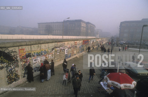 West Berlin, November 1989. The Berlin Wall after the opening of the border between East Germany and West Germany / Berlino Ovest, novembre 1989. Il Muro di Berlino dopo la dichiarazione dellapertura delle frontiere tra Germania Est e Germania Ovest - ©Marcello Mencarini/Rosebud2