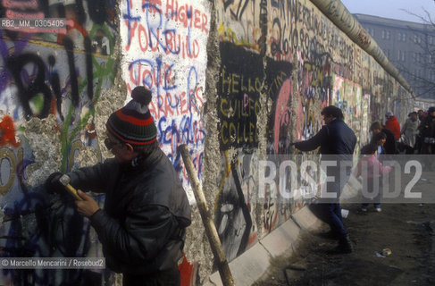 West Berlin, November 1989. The Berlin Wall after the opening of the border between East Germany and West Germany / Berlino Ovest, novembre 1989. Il Muro di Berlino dopo la dichiarazione dellapertura delle frontiere tra Germania Est e Germania Ovest - ©Marcello Mencarini/Rosebud2