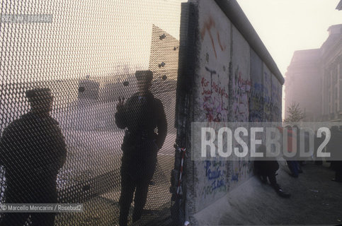 West Berlin, November 1989. The Berlin Wall after the opening of the border between East Germany and West Germany / Berlino Ovest, novembre 1989. Il Muro di Berlino dopo la dichiarazione dellapertura delle frontiere tra Germania Est e Germania Ovest - ©Marcello Mencarini/Rosebud2