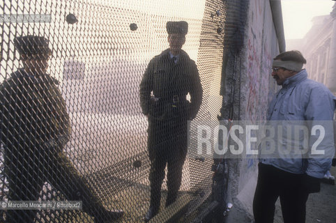 West Berlin, November 1989. The Berlin Wall after the opening of the border between East Germany and West Germany / Berlino Ovest, novembre 1989. Il Muro di Berlino dopo la dichiarazione dellapertura delle frontiere tra Germania Est e Germania Ovest - ©Marcello Mencarini/Rosebud2