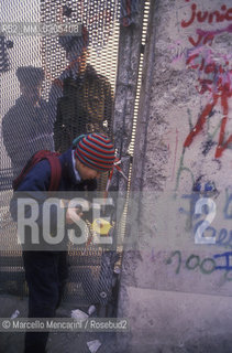 West Berlin, November 1989. The Berlin Wall fall / Berlino Ovest, novembre 1989. Caduta del muro di Berlino - ©Marcello Mencarini/Rosebud2
