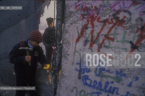 West Berlin, November 1989. The Berlin Wall fall / Berlino Ovest, novembre 1989. Caduta del muro di Berlino - ©Marcello Mencarini/Rosebud2