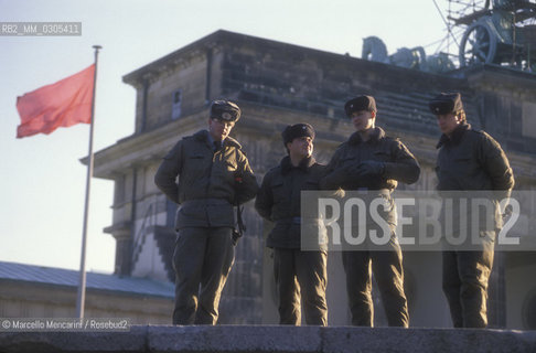 West Berlin, November 1989. Soldiers on the Berlin Wall after the opening of the border between East Germany and West Germany / Berlino Ovest, novembre 1989. Soldati sul Muro di Berlino dopo la dichiarazione dellapertura delle frontiere tra Germania Est e Germania Ovest - ©Marcello Mencarini/Rosebud2
