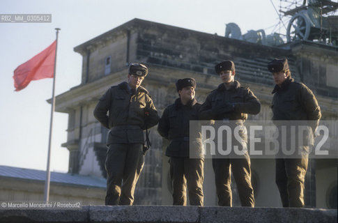 West Berlin, November 1989. Soldiers on the Berlin Wall after the opening of the border between East Germany and West Germany / Berlino Ovest, novembre 1989. Soldati sul Muro di Berlino dopo la dichiarazione dellapertura delle frontiere tra Germania Est e Germania Ovest - ©Marcello Mencarini/Rosebud2