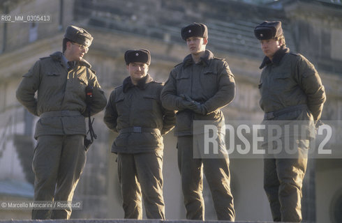 West Berlin, November 1989. Soldiers on the Berlin Wall after the opening of the border between East Germany and West Germany / Berlino Ovest, novembre 1989. Soldati sul Muro di Berlino dopo la dichiarazione dellapertura delle frontiere tra Germania Est e Germania Ovest - ©Marcello Mencarini/Rosebud2