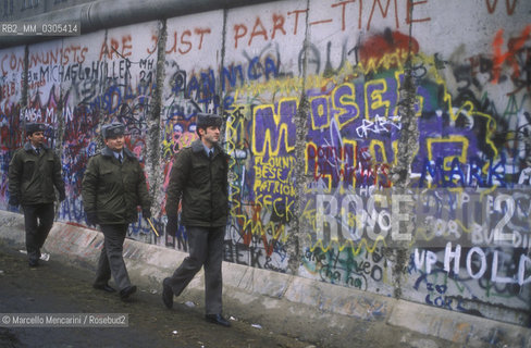 West Berlin, November 1989. The Berlin Wall after the opening of the border between East Germany and West Germany / Berlino Ovest, novembre 1989. Il Muro di Berlino dopo la dichiarazione dellapertura delle frontiere tra Germania Est e Germania Ovest - ©Marcello Mencarini/Rosebud2