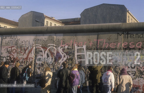 West Berlin, November 1989. The Berlin Wall after the opening of the border between East Germany and West Germany / Berlino Ovest, novembre 1989. Il Muro di Berlino dopo la dichiarazione dellapertura delle frontiere tra Germania Est e Germania Ovest - ©Marcello Mencarini/Rosebud2