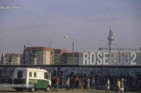 West Berlin, November 1989. The Berlin Wall after the opening of the border between East Germany and West Germany / Berlino Ovest, novembre 1989. Il Muro di Berlino dopo la dichiarazione dellapertura delle frontiere tra Germania Est e Germania Ovest - ©Marcello Mencarini/Rosebud2