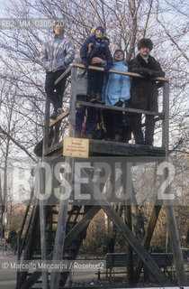 Est Berlin, November 1989. Citizens of East Berlin watch West Berlin beyond the wall, open since few days / Berlino Est,, Novembre 1989. Cittadini di Berlino Est  guardano da una torretta Berlino Ovest oltre il muro, aperto da pochi giorni - ©Marcello Mencarini/Rosebud2