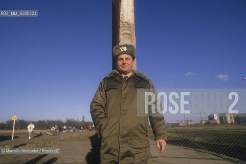 West Berlin, November 1989. Soldier near the Berlin Wall after the opening of the border between East Germany and West Germany / Berlino Ovest, novembre 1989. Soldato vicino al Muro di Berlino dopo la dichiarazione dellapertura delle frontiere tra Germania Est e Germania Ovest - ©Marcello Mencarini/Rosebud2