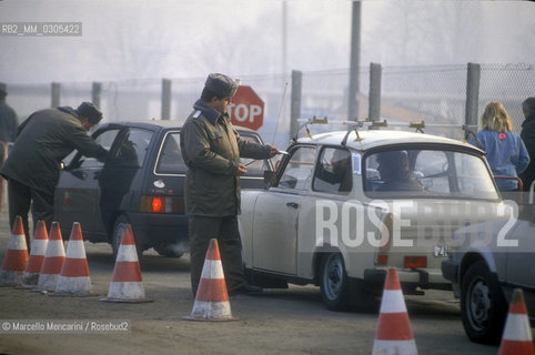 Berlin, 1989. DDR citizens going in West Berlin after the opening of the border between East Germany and West Germany / Berlino, 1989. Cittadini della DDR che entrano a Berlino Ovest dopo lapertura delle frontiere tra Germania Est e Germania Ovest - ©Marcello Mencarini/Rosebud2