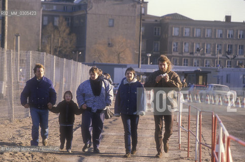 Berlin, 1989. DDR citizens going in West Berlin after the opening of the border between East Germany and West Germany / Berlino, 1989. Cittadini della DDR che entrano a Berlino Ovest dopo lapertura delle frontiere tra Germania Est e Germania Ovest - ©Marcello Mencarini/Rosebud2