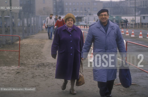 Berlin, 1989. DDR citizens going in West Berlin after the opening of the border between East Germany and West Germany / Berlino, 1989. Cittadini della DDR che entrano a Berlino Ovest dopo lapertura delle frontiere tra Germania Est e Germania Ovest - ©Marcello Mencarini/Rosebud2