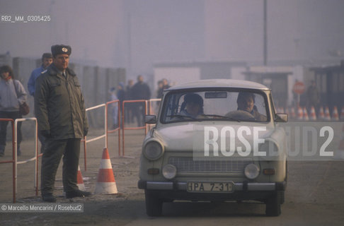 Berlin, 1989. DDR citizens going in West Berlin after the opening of the border between East Germany and West Germany / Berlino, 1989. Cittadini della DDR che entrano a Berlino Ovest dopo lapertura delle frontiere tra Germania Est e Germania Ovest - ©Marcello Mencarini/Rosebud2
