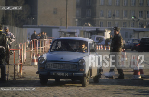Berlin, 1989. DDR citizens going in West Berlin after the opening of the border between East Germany and West Germany / Berlino, 1989. Cittadini della DDR che entrano a Berlino Ovest dopo lapertura delle frontiere tra Germania Est e Germania Ovest - ©Marcello Mencarini/Rosebud2