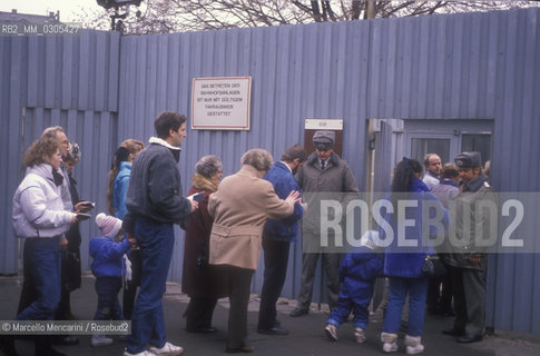 Berlin, 1989. DDR citizens going in West Berlin after the opening of the border between East Germany and West Germany / Berlino, 1989. Cittadini della DDR che entrano a Berlino Ovest dopo lapertura delle frontiere tra Germania Est e Germania Ovest - ©Marcello Mencarini/Rosebud2