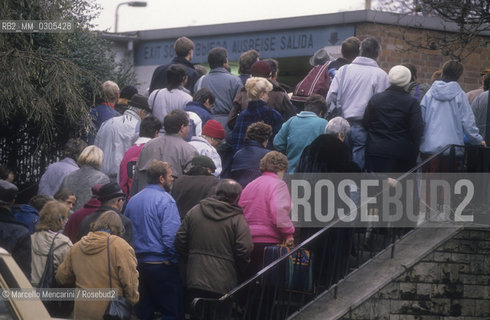 Berlin, 1989. DDR citizens going in West Berlin after the opening of the border between East Germany and West Germany / Berlino, 1989. Cittadini della DDR che entrano a Berlino Ovest dopo lapertura delle frontiere tra Germania Est e Germania Ovest - ©Marcello Mencarini/Rosebud2