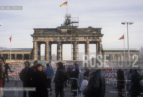 West Berlin, 1989. Restoration works of the Brandeburg Gate / Berlino Ovest, 1989. Lavori di restauro della Porta di Brandeburgo - ©Marcello Mencarini/Rosebud2