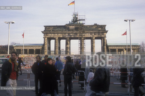 West Berlin, 1989. Restoration works of the Brandeburg Gate / Berlino Ovest, 1989. Lavori di restauro della Porta di Brandeburgo - ©Marcello Mencarini/Rosebud2