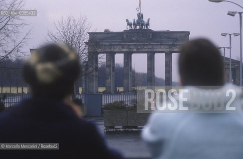 East Berlin, 1989. Restoration works of the Brandeburg Gate / Berlino Est, 1989. Lavori di restauro della Porta di Brandeburgo - ©Marcello Mencarini/Rosebud2
