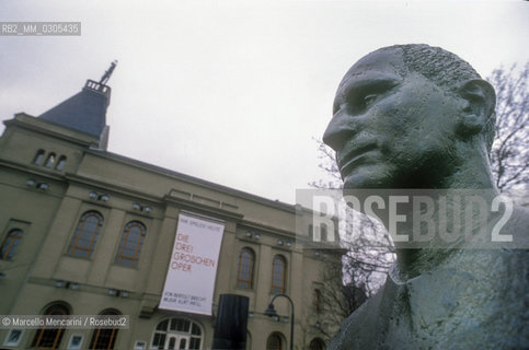 West Berlin, 1989. Monument to Bertold Brecht in front of the Berliner Ensemble theater / Berlino Ovest, 1989. Il monumento a Bertolt Brecht davanti al teatro Berliner Ensemble - ©Marcello Mencarini/Rosebud2