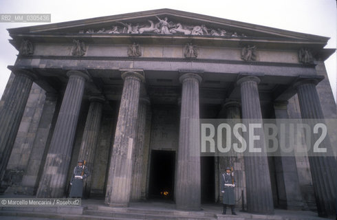East Berlin, 1989. The Neue Wache, Memorial to the Victims of Fascism and Miiitarism / Berlino Est, 1989. Neue Wache, Monumento alle vittime del fascismo e del militarismo - ©Marcello Mencarini/Rosebud2
