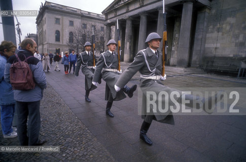 East Berlin, 1989. Honor Guard in front of the Neue Wache, Memorial to the Victims of Fascism and Miiitarism / Berlino Est, 1989. Guardia donore davanti alla Neue Wache, Monumento alle vittime del fascismo e del militarismo - ©Marcello Mencarini/Rosebud2