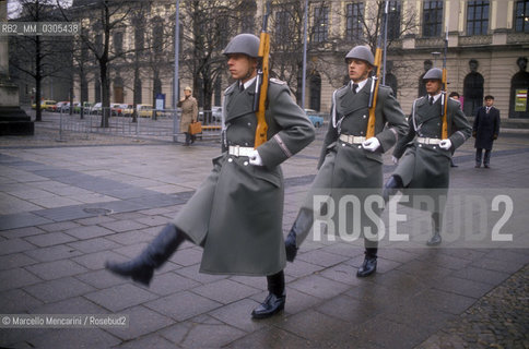 East Berlin, 1989. Honor Guard in front of the Neue Wache, Memorial to the Victims of Fascism and Miiitarism / Berlino Est, 1989. Guardia donore davanti alla Neue Wache, Monumento alle vittime del fascismo e del militarismo - ©Marcello Mencarini/Rosebud2