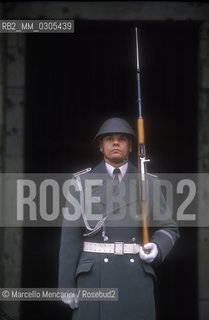East Berlin, 1989. Honor Guard in front of the Neue Wache, Memorial to the Victims of Fascism and Miiitarism / Berlino Est, 1989. Guardia donore davanti alla Neue Wache, Monumento alle vittime del fascismo e del militarismo - ©Marcello Mencarini/Rosebud2