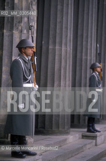 East Berlin, 1989. Honor Guard in front of the Neue Wache, Memorial to the Victims of Fascism and Miiitarism / Berlino Est, 1989. Guardia donore davanti alla Neue Wache, Monumento alle vittime del fascismo e del militarismo - ©Marcello Mencarini/Rosebud2