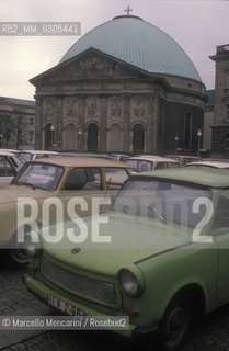 East Berlin, 1989. DDR cars in front of the St. Hedwigs Cathedral / Berlino Est, 1989. Automobili della DDR parcheggiate davanti alla cattedrale di SantEdvige (St. Hedwigs Kathedrale) - ©Marcello Mencarini/Rosebud2