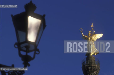 West Berlin, 1989. Top of the Victory Column (Siegessäule) / Berlino Ovest, 1989. Sommità della colonna della Vittoria (Siegessäule) - ©Marcello Mencarini/Rosebud2