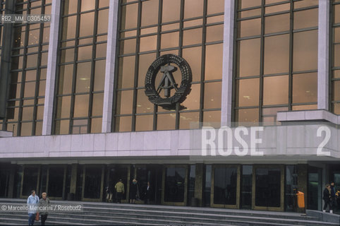 East Berlin, 1989. Palast der Republik (Palace of the Republic), the DDR Parliament / Berlino Est, 1989. Palast der Republik (Palazzo della Repubblica), sede del governo della DDR - ©Marcello Mencarini/Rosebud2