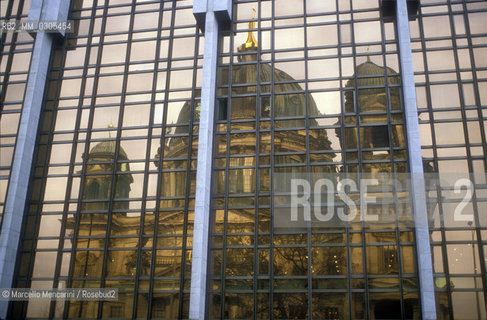 East Berlin, 1989. The Berlin Cathedral reflected on the Palast der Republik (DDR Parliament) façade / Berlino Est, 1989. Il duomo di Berlino riflesso sul Palast der Republik (il Parlamento della DDR) - ©Marcello Mencarini/Rosebud2