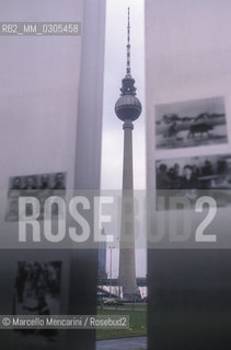 East Berlin, 1989. Tv Tower / Berlino Est, 1989. Torre della televisione - ©Marcello Mencarini/Rosebud2