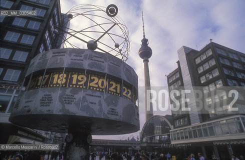 East Berlin, 1989. The universal clock with the solar system installed in 1969 in Alexanderplatz / Berlino Est, 1989. Lorologio universale con il sistema solare installato nel 1969 in Alexanderplatz - ©Marcello Mencarini/Rosebud2