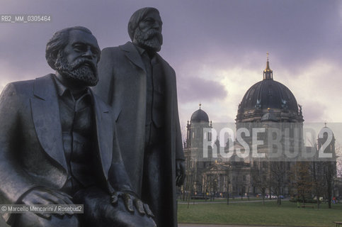 East Berlin, 1989. The statues of Karl Marx (foreground) and Friedrich Engels in Marx-Engels-Forum. In the background is the dome of the Berliner Dom / Berlino Est, 1989. Marx-Engels-Forum: statue di Marx ed Engels con il duomo di Berlino sullo sfondo - ©Marcello Mencarini/Rosebud2