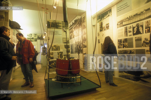 West Berlin, 1989. The Berlin Wall Museum or Checkpoint Charlie Museum (German: Haus am Checkpoint Charlie or Mauermuseum). On display are the photos and related documents of successful escape attempts from East Germany, together with the escape apparatus / Berlino Ovest, 1989. Museo del Muro di Berlino (o Casa nel Checkpoint Charlie, in tedesco Haus am Checkpoint Charlie). Vi sono esposti foto e documenti di tentativi di fuga dalla Germania Est, insieme a svariat mezzi di fuga - ©Marcello Mencarini/Rosebud2