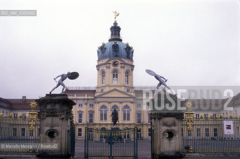West Berlin, 1989. Charlottenburg Palace (German: Schloss Charlottenburg). It is the largest palace in Berlin and the only surviving royal residence in the city dating back to the time of the Hohenzollern family. It is located in the Charlottenburg district / Berlino Ovest, 1989. Castello di Charlottenburg (in tedesco: Schloss Charlottenburg). E il più grande palazzo storico rimasto a Berlino dopo la seconda guerra mondiale. Si trova nel quartiere di Charlottenburg - ©Marcello Mencarini/Rosebud2