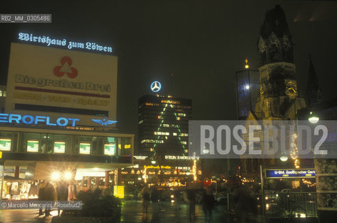 West Berlin, 1989. The Kurfuerstendamm boulevard (or Kudamm) by night / Berlino Ovest, 1989. Il viale Kurfuerstendamm (o Kudamm) di notte - ©Marcello Mencarini/Rosebud2