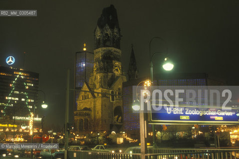 West Berlin, 1989. The Kurfuerstendamm boulevard (or Kudamm) by night / Berlino Ovest, 1989. Il viale Kurfuerstendamm (o Kudamm) di notte - ©Marcello Mencarini/Rosebud2